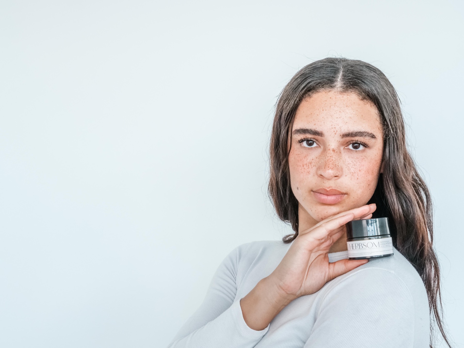 Application d'une crème visage Herbsom