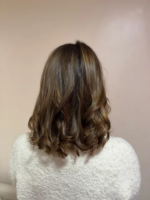 Boucles souples sur cheveux mi-longs — Lazoya à La Rochelle