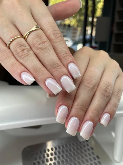 Ongles carrés, finition laiteuse — Lazoya à La Rochelle
