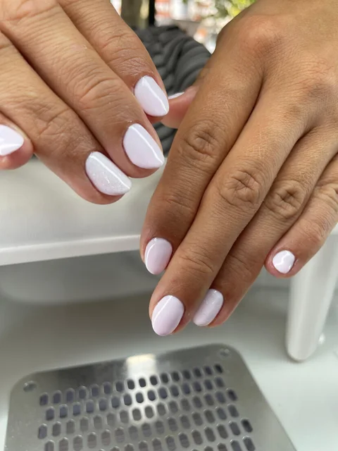 Ongles courts, rose pâle et paillettes — Lazoya à La Rochelle