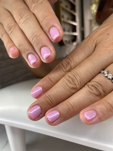 Rose irisé sur ongles courts — Lazoya à La Rochelle