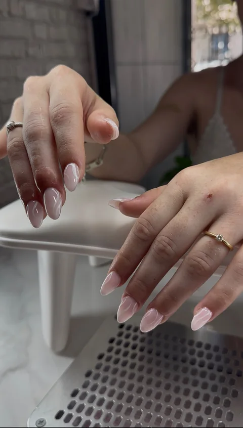 Rose et lignes blanches — Lazoya à La Rochelle